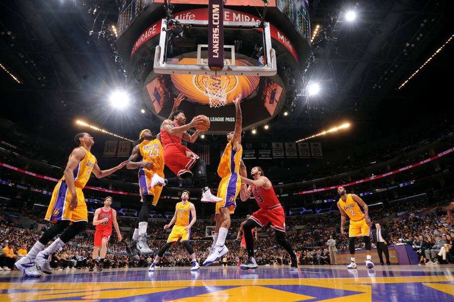 Derrick Rose dei Chicago Bulls in assist al compagno contro i Los Angeles Lakers (Getty Images)
